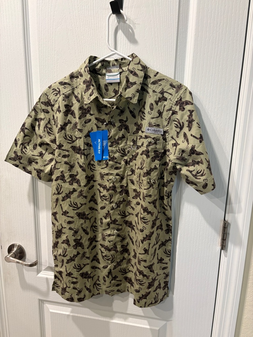 Columbia Olive Short-Sleeve Button-Down with Brown Fishing Lures SZ  Small NWT